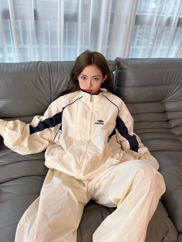 外套：8225# 裤子：8226# Balenciaga 3B Sports运动套装 2025最高版本 进口尼龙功能性面料，经纬三线混纺，手感舒适透气。采用3D