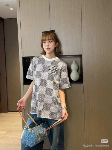 供 Louis Vuitton 路易威登短袖T恤polo针织衫 对色定染毛料、翻转标识提花、柔软洗水工艺 Os宽松版型包容各种身材，无论男女上身都超级好看，高水