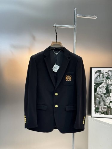 Loew*25S新款休闲西服外套精品推荐外贸公司订单！胸口定制皮牌品牌Logo工艺.高级感强！进口原版天眼布四面弹布料，笔挺垂感十足，整件衣服车工走线整齐平整，