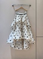 Zimmerm*A*N*N 25年早春新品推荐 荷叶边奶油色 黑白波点半裙，选用桑蚕丝亚麻面料制成，中高腰下摆饰以层叠荷叶边设计，让人眼前一亮，隐形拉链开合，搭