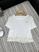 爆款现货 原版定制 Miu Mi *｜2025新品蕾丝花边短袖T 柔软舒适的针织呈现简约线条，点缀徽标贴饰，彰显经典风范与独特个性 精致圆领领口 完美展现锁骨美