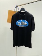 louisvuitton 路易威登，2025夏季最新款，专柜同步有售，原单狠货，时尚休闲圆领短袖T恤，上身很有特点！吸睛而有亮点，进口原版面料，顶级印花工艺字母