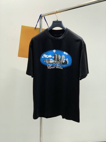 louisvuitton 路易威登，2025夏季最新款，专柜同步有售，原单狠货，时尚休闲圆领短袖T恤，上身很有特点！吸睛而有亮点，进口原版面料，顶级印花工艺字母