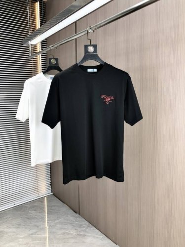 普拉达 穿200斤 宽松版 顶级货品2025春夏新款首发专柜最新款短袖圆领T恤 高端订制 设计前卫时尚 品牌Logo重工艺设计 高端定制天丝面料.手感柔软.穿着