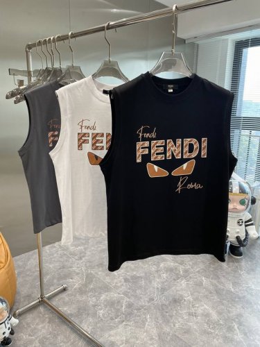 芬家 Ss夏季时尚休闲短袖背心 专柜同步胸前奢华顶级品牌装饰图案字母Logo设计 档次极高 定制原版辅料 独特设计 舒适透气 基础色颜色搭经典完美演绎欧洲大牌时