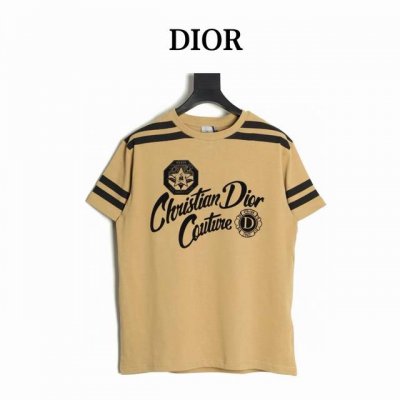 dior 迪奥 Cd 五星徽章短袖 采用黑色和卡其色棉质平纹针织面料面料制作 正面饰以植绒品牌标识徽标和Couture英文图案 背面饰以植绒“47 ”标志刺绣