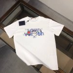 Lv 夏季新款圆领短袖T恤 270克重磅高端纯棉面料 手感质感都极完美 修身裁剪设计干净利落 时尚又好看 走线做工非常精致 版型效果超赞 而且透气性能超强 任何