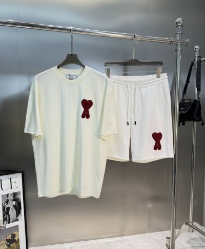 上衣 裤子 Ami*潮牌T恤.男女同款～可搭配套装.主打简约、优雅的法式设计。品牌强调男女同款的中性风，注重剪裁与细节，深受年轻时尚群体喜爱。其标志性爱心元素已
