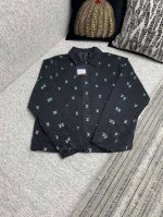 顶级版本 驴家 25Ss新款教练夹克取材水洗丹宁布，以全幅 Lv Blason 刺绣图案的绚烂渐变彰显考究气息。可与同款滑板裤共筑瞩目造型。 码数：46.48.