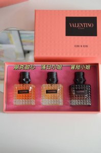 套 亮眼的来啦华伦天奴Pink Box爆款女士香水中样套盒 Valention香水30Ml四件套礼盒 带喷头 全球购可扫 纯实拍～ 我真的太爱华伦天奴的瓶子了！