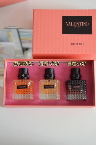 套 亮眼的来啦华伦天奴Pink Box爆款女士香水中样套盒 Valention香水30Ml四件套礼盒 带喷头 全球购可扫 纯实拍～ 我真的太爱华伦天奴的瓶子了！