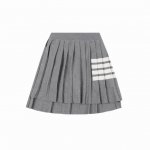 thom Browne Tb 色织四杠针织百褶裙 搭配什么都是超级协调好看的 定制圆头三色拉链 前短后长设计 每一个百褶摆都是经过车工加工定型的 所以完全不用担
