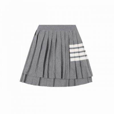 thom Browne Tb 色织四杠针织百褶裙 搭配什么都是超级协调好看的 定制圆头三色拉链 前短后长设计 每一个百褶摆都是经过车工加工定型的 所以完全不用担