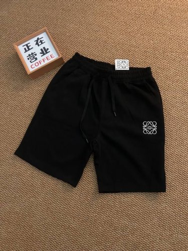 Loewe 罗意威 夏季最新款基础黑色五分休闲短裤 采用重磅华棉面料，触感柔和、垂感强，穿着体验感好 4-5级水洗色牢度不易褪色 面料采用水洗印染工艺 水洗不褪