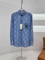 P310。Gucci新款纯棉印花衬衫 这款格线棉衬衫采用超级双G图案演绎 由 Gucciogucci先生姓名缩写演绎而来的经典 Gg图案焕发出新的魅力 天蓝色超