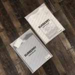 140 巴宝莉2025新款情侣款圆领领短袖 高版本高品质原版面料 网红明星同款 胸前刺绣走线设计风格很柔绝对不扎 面料客供清水棉面料，手感非常舒服 超级百搭好看