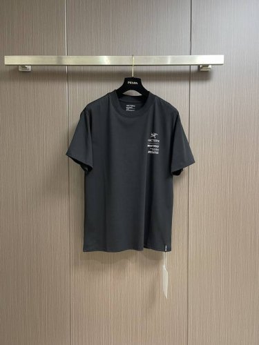 Arcteryx 始祖鸟Captive系列Legend纯色字母印花短袖T恤 男女同款，后背字母标艺术字印花产品为了纪念中国博物馆的开业，以加拿大山峰Mount