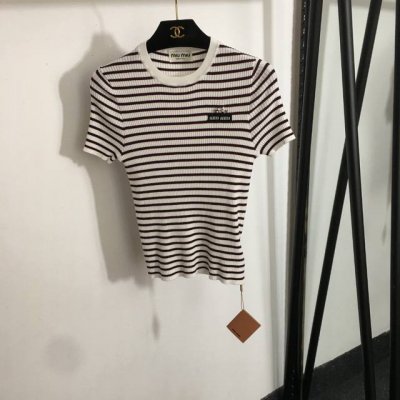 款号20252640 Miumi*新款 领标Logo贴布胸针装饰 撞色条纹修身短袖针织衫 上衣，白色，Sml， Ｍ码；胸围62，袖长18，长53