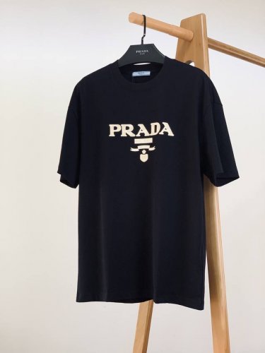 prada 普拉达 2025Ss春夏新品 浮雕字母标识T恤，品相超级完美，前幅经典立体浮雕字母标识，超简单的字母设计，搭配外套开衫 可提升搭配亮点内里叠穿打底也