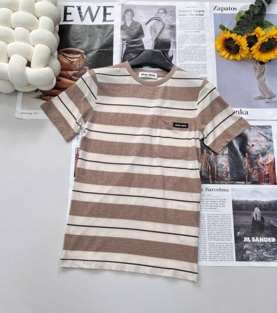 Miumiu25Ss春夏新款徽标撞色条纹短袖T恤丨独家Yb开发 高版出品 卡其色条纹粗细交错 层次感搭配绝了 胸前口袋上缘点缀徽标凸显格调理念 剪裁上身呈现休闲