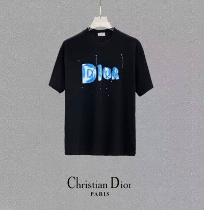 Dior 迪奥、25Ss高版本胸贴印花Logo圆领短袖T恤。面料采用定制300G支双股精棉平纹高密无尘全棉布料，Os版型宽松慵懒百搭，轻奢大气，众多明星博主试穿