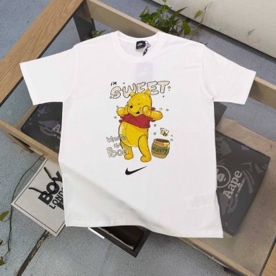 上新 款号：Tx358 2025新款Nike耐克迪士尼维尼熊钩子字母图案Logo印花休闲情侣短袖T恤，轻奢高级，上身效果，绝绝子，采用250克纯棉面料，全套定制