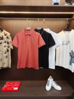 p220 Lv 2025 夏季新款男士翻领Polo衫，解锁意式优雅。领口设计是整件短袖的点睛之笔，简约线条勾勒出利落造型，标志性品牌Logo以精致的刺绣工艺呈现
