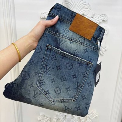 lv 2025春夏新款 新款男士牛仔裤！ 贸易级别的代工品,数量极其稀少.精良精细的制作工艺程度已经达到极致效果.经典绝伦的款式,原色棉料,经典的平织斜纹牛仔布