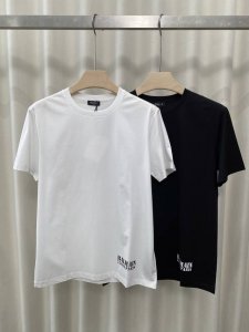 Balmain.25春夏新品字母印花标识短袖T恤 正面下脚侧边饰品牌字母印花图案 巧妙融合极简风设计 低调又高级 辨识度直接拉满 版型是经典的常规款 尺码标准
