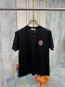 Valentino 25Ss春夏新品欧洲限定款红色经典小标印花短袖T恤 定制柜台面料 呈现舒适柔软细腻的面料 抗皱抗黄工艺 液氨处理 无论是丝滑度还是透气性都是