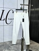 范思哲。官网专柜同步发售，2025Ss春夏新品男士休闲牛仔裤，原单品质，专柜定制原版牛仔面料，Logo图案设计，B裤身原版五金辅料装饰，立体清晰，效果逼真，C超