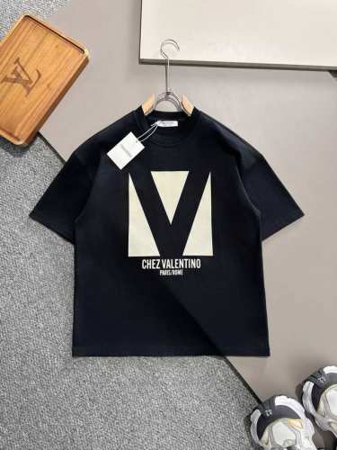 Valentino 华伦天奴 时尚新潮纯棉T恤.印花短袖T恤 标志性的字母图案为设计特色隶属大气时尚高雅魅力的单品成就最火最潮的icon... 整体造型立体提花