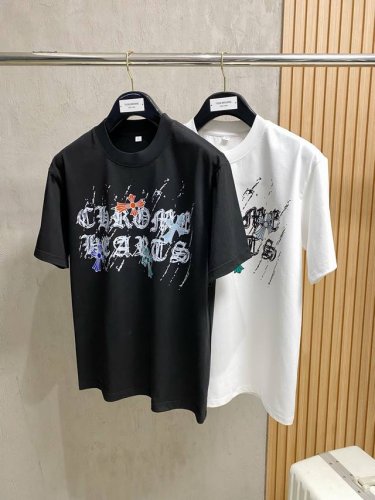 克罗心 2025夏季最新款，专柜同步有售，原单狠货，时尚休闲圆领短袖T恤，上身很有特点！吸睛而有亮点，进口原版面料，顶级刺绣工艺字母图案装饰Logo，简单而不失