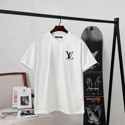 路易威登 Lv切割撞色Logo短袖T恤 电脑定位绣花手工切割剪裁工艺耗时重工 采用32S纯棉双纱平纹面料，克重260G，亲肤持久保型，配套350G螺纹同缸定染无