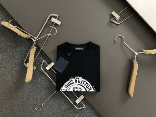 L牌*合身版型M-Xxxl 25春夏顶级字母印花重磅经典短袖，精致工艺专柜面料，顶级元素融合打造，经典短袖3标齐全，潮男时尚，无论是上身舒适度还是都是无可比拟的