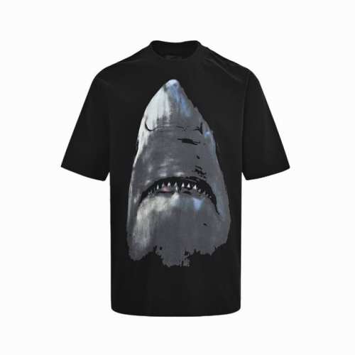 Givenchy 纪梵希 23Ss 经典鲨鱼印花短袖 大面积印花采用大康丽数码印花机直喷 成本极高 经过多次的调试打版图案色差还原度与原版接近百分之99 区别