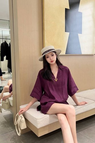 上新 套装 valenti* 华伦天奴 亚麻套装出货 女士徽标细节长袖衬衫短裤 100%纯亚麻 高端出品 都是那种六十多一米的天然料 上身高级时尚 两色 颜色