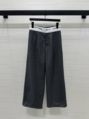 上新原单高端品质 Dio* 2025春夏最新系列！新款长裤 不挑剔身形要求 上身板板正正特别赞！搭配的风格也很通吃 精致高级定制 富有肌理感的面料质感超赞 复古
