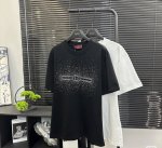款号 332 gucci新品 烫钻 早春系列高克重短袖 选用客供定制针织100%纯棉面打造,面料手感细腻 厚实有质感的纯棉布 高密度的机织工艺 如棉絮般柔紧致舒