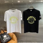 蒙家 蒙口T恤 黄黑与白的亮眼碰撞 大大的荧光黄“Moncler”标识，搭配标志性的品牌图案，在黑白底色的衬托下格外醒目，瞬间成为视觉焦点。袖子上小小的品牌徽章