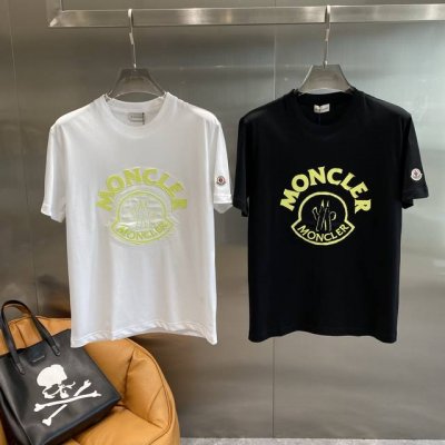 蒙家 蒙口T恤 黄黑与白的亮眼碰撞 大大的荧光黄“Moncler”标识，搭配标志性的品牌图案，在黑白底色的衬托下格外醒目，瞬间成为视觉焦点。袖子上小小的品牌徽章