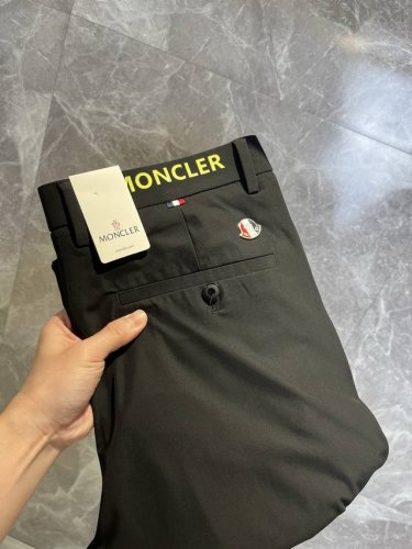 moncler蒙口 2025Ss新款原单高档爆款休闲裤 西裤 超级定制款 原版五金 标志性Logo 超级重工工艺 三标齐全 版型超赞，细节做工无可挑剔！款式不挑