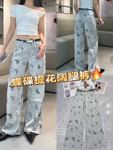 蝴蝶提花阔腿裤，时尚界的梦幻单品！浅灰底色搭配灵动黑蝶提花，似蝶舞翩翩，浪漫又别致。宽松阔腿版型，藏肉显瘦，行走间自带气场。高腰设计提升腰线，优化身材比例。无论
