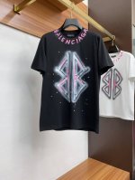 巴黎世家 Ss新工艺Logo纯棉质阔版圆领男士短袖T恤，新季新推手绘设计，塑就一系列充满复古风情的运动风单品。在这款百搭T恤上，带着一丝怀旧意蕴的图案低调呈现于
