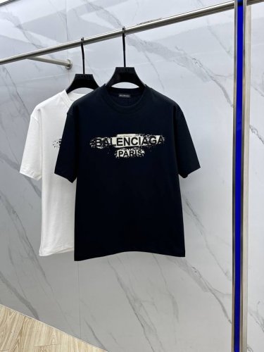 Balenciaga 巴黎世家 2025Fw春夏新品圆领打底外穿T恤，立体感Logo微廓形半袖纯棉打底，手感面糯有骨感，柔而有韧性。工艺处理，韧性和抗皱性能得到