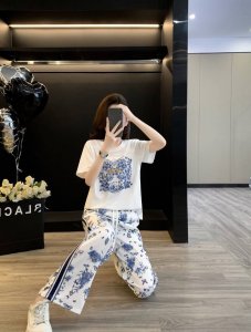 套装 尺码 S一Xxl 颜色 白色+ Dior花色 面料 纯棉+醋酸真丝缎 t恤成份 95%棉 5%氨纶 裤子成份 95%聚酯纤维5%氨纶