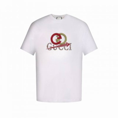 gucci 古驰 双G羊羔毛烫标短袖T恤 采用定制面料 重量为270克 材质为100%双纱全棉 其特色在于独特的双G羊羔毛烫标设计 彰显品牌魅力 T恤上的字母部