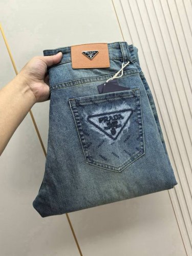 普拉达。2025春夏最新推出男士休闲牛仔裤新品！重工水洗牛仔裤！定制面料和一般牛仔布料比起来，更加柔软舒适！超重工洗水工艺 双工艺洗水 整条裤子，手感舒适，细腻