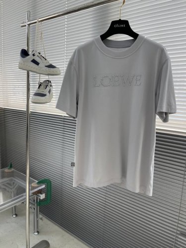 Loew 2025春夏短袖系列 尺码: M-5Xl 版型：微阔版型 克重：160克重 成份：80支长绒面料 面料纹路平整清晰 触感清薄干爽 工艺：图案做刺绣工艺