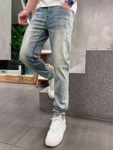 ysl 新款好穿不挑身材在搭配上没有太多的限制 随意简洁的衬托其他单品，来展现自己的风格姿态～ 对于它的实穿性不得不竖起一个大拇指了，版型／细节设计没得挑，谁穿